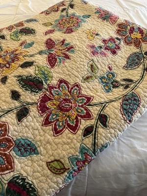 Colcha acolchada de algodón para cabaña flores de cachemira en crema 86 x 94 arte para cama queen Foto 1 de 4