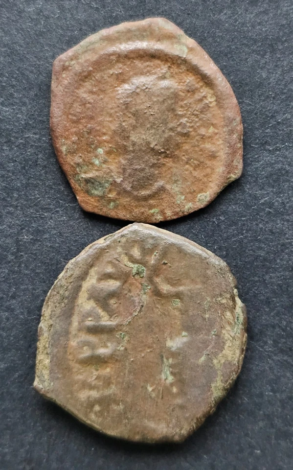 Monedas bizantinas de bronce. Lote de 2 monedas Foto 1 de 4