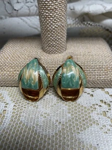 FASHION PRETTY TURQUOISE BEIGE ENAMEL GOLD TONE PIERCED EARRINGS - Picture 1 of 8