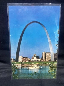 Gateway Arch & St. Louis Waterfront, St. Louis, Illinois vintage postcard - Picture 1 of 6