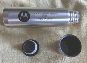 Motorola WMX 2010 4,0 sistema liberación botella delgada termo bebida logotipo abolladura defectuosa - Imagen 1 de 5