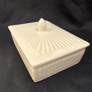 Caja de baratija de colección de Etruria Wedgwood y Barlaston EDME 5" crema en relieve - Imagen 1 de 16
