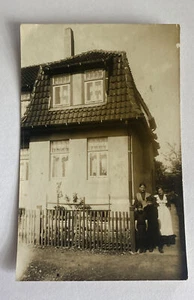 Vintage RPPC Real Photo Postcard ~ Family in front of cottage - Picture 1 of 2