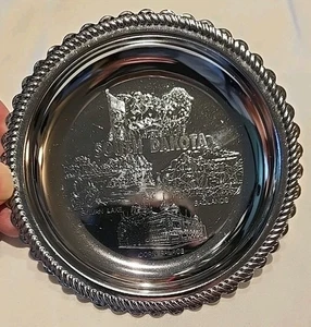 Cenicero/bandeja de baratija de metal conmemorativo vintage de Dakota del Sur cromada - Imagen 1 de 2