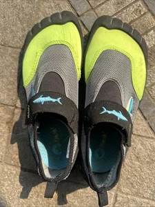 NEWTZ SHARK THEME JUNGEN WASSERSCHUHE GRÖSSE 6/7 VERSTELLBAR STRAND POOL SPASS NEU 🔥🔥☘️ - Bild 1 von 13