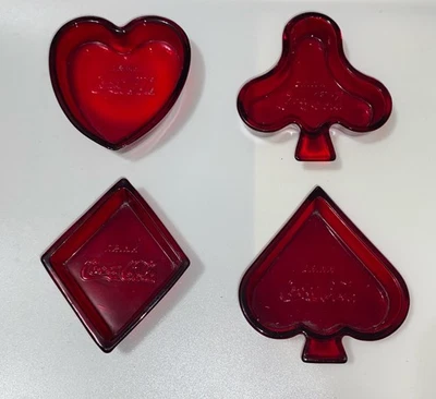 Cenicero de vidrio rojo rubí Coca Cola bebida vintage de los años 50 conjunto de 4 trajes de tarjetas raro Foto 1 de 4