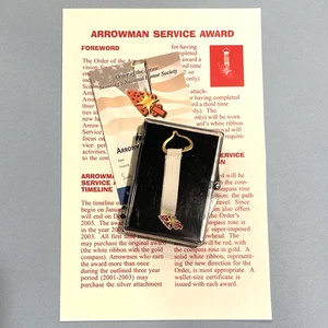 BSA OA ORDEN DE LA FLECHA BLANCO PREMIO SERVICIO DISPOSITIVO DE CINTA DE BOLSILLO COMO NUEVO EN CAJA - Imagen 1 de 9