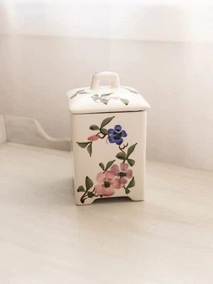 Bote Jay Willfred Andrea por Sadek cuadrado blanco floral cerámica con tapa Foto 1 de 4