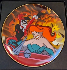WARNER BROS SIGNED By 3 HARLEY QUINN & POISON Ivy Collectors plate BATMAN statue - Picture 1 of 4