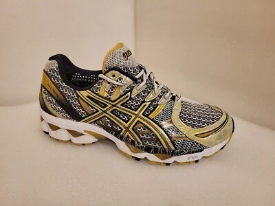 ASICS GEL Nimbus 12 Uomo T045N Trainer Oro Bianco Nero UK:10 US:11 EU:45 28,5 CM - Immagine 1 di 4