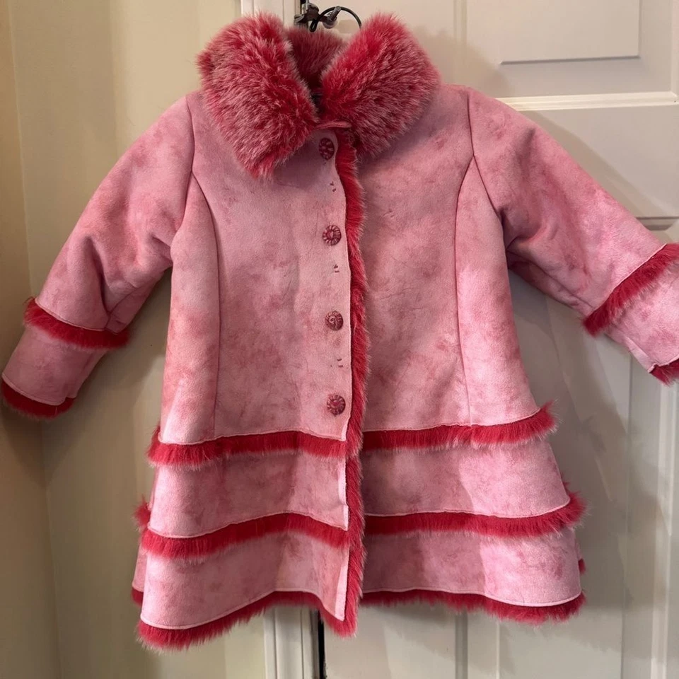 Abrigo Widgeon Imitación Piel Rosa y Rojo Volantes Material Felpa y Cuello Esponjoso (3) Foto 1 de 4
