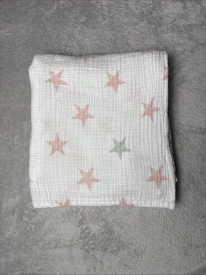 Manta para bebé Aden + Anais Essentials rosa gris estrellas muselina blanca algodón envoltura Foto 1 de 4