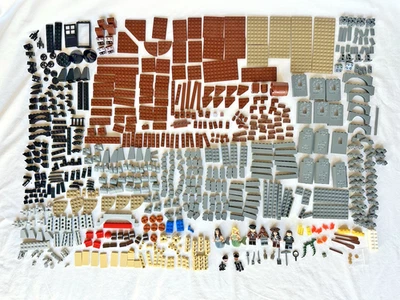 LEGO Pirates of the Caribbean: Whitecap Bay (4194) 96% Complete Minifigures - Image 1 of 4