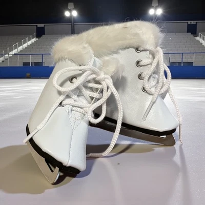 Patines de hielo recortados de piel blanca para muñecas American Girl Our Generation de 18 pulgadas Foto 1 de 4