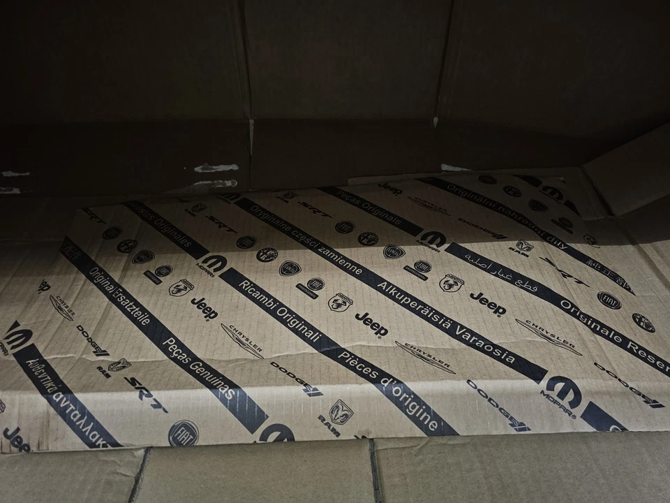 正品 Mopar 气缸盖垫圈右侧 68284904AA — 第 1/3 张图片