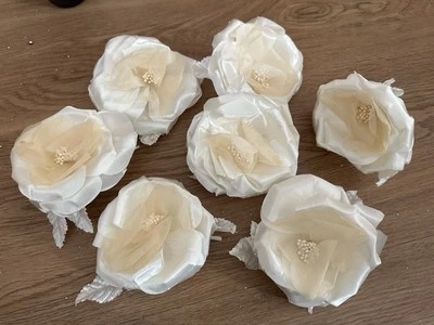 Lote de 7 Vintage Branco Grande Flores de Seda Rosa Pin Up Guarnição de Casamento Decoração de Corpete - Imagem 1 de 2