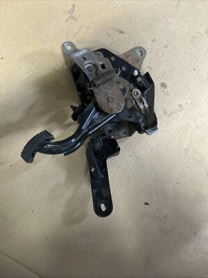 Grand Prix 2004 emergencia E freno de estacionamiento pedal con palanca de cierre de capó Foto 1 de 4