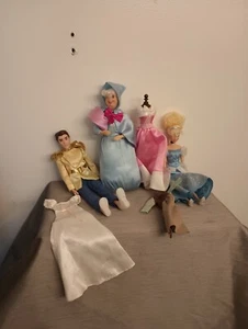 Disney store Cinderella Deluxe Gift Doll Set 2012 Fairy Godmother, Prince Dress - Imagen 1 de 19