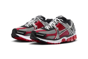 Scarpe sneaker Nike Zoom Vomero 5 Metallic Silver University Red 45,5 HV0926-095 - Foto 1 di 7