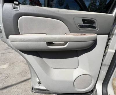 Painel de acabamento interno esquerdo traseiro esquerdo GMC YUKON 2007-2009 somente - Imagem 1 de 2