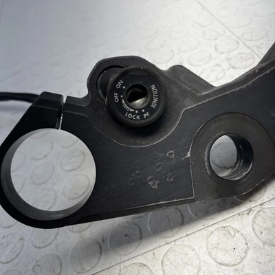 2007-2008 SUZUKI GSXR 1000 OEM USED UPPER TRIPLE TREE WITH IGNITION NO KEY OEM - Imagem 1 de 2