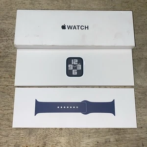 Apple Watch SE 2nd Gen 44mm GPS Silver w/ M/L Denim Sport Band MXER3LL/A - Photo 1 sur 13