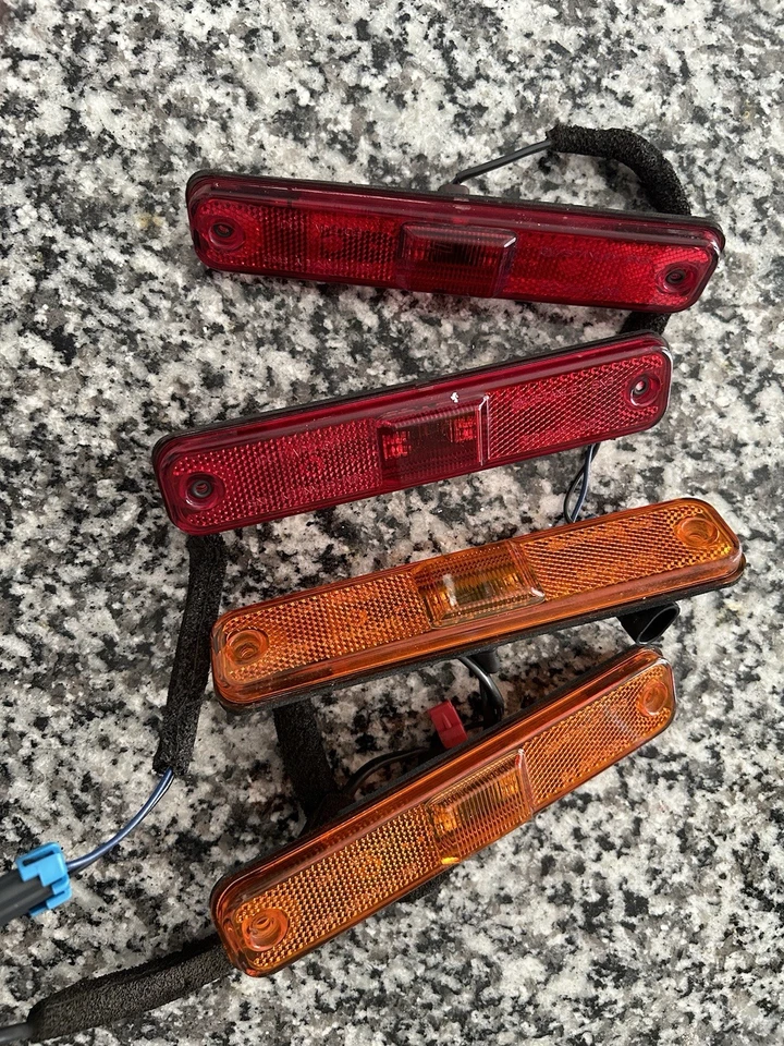 Luces de señal de giro laterales de fábrica Hummer H2 Foto 1 de 4