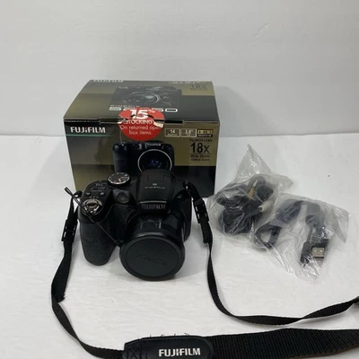 Cámara digital Fujifilm FinePix S2950 14 MP con lente zoom 18x y LCD de 3 pulgadas probada Foto 1 de 4