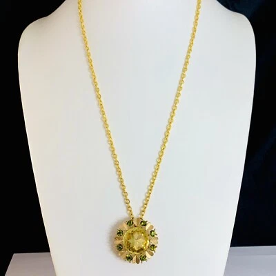 复古 AVON 签名绿色和金色水钻胸针可转换吊坠项链 — 第 1/4 张图片