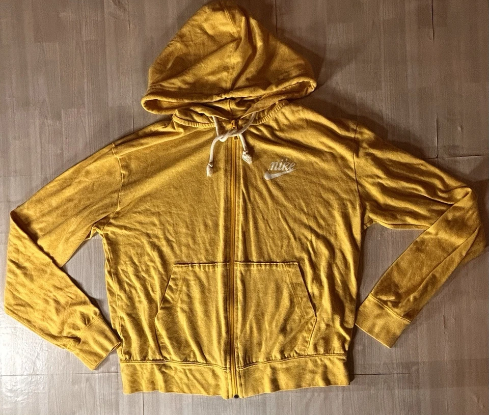 Suéter con capucha Nike para mujer cremallera completa amarillo con cordón talla pequeña. Foto 1 de 4