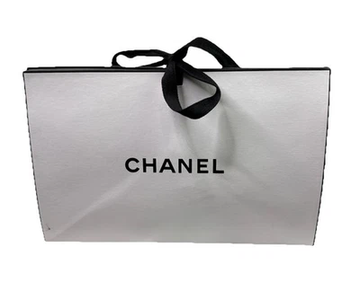 Caja de regalo Chanel Origami Signature bolsa clutch 6,75x4,5x2,75 pulgadas con defecto Foto 1 de 3