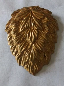 Goldfarbener Kleiderclip misst 2 1/2" x 1 3/4" - Bild 1 von 2