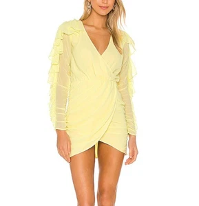 Mini Vestido NBD x Revolve Amarillo Mantequilla Manga Larga Vaina con Volantes Talla Pequeña - Imagen 1 de 9