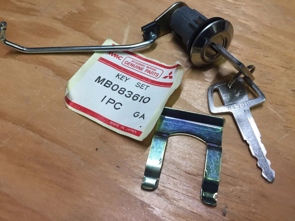 KIT DE LLAVE Y CERRADURA DE PUERTA COLT FLEW ORIGINAL MITSUBISHI (MOPAR) MB083610 NUEVO DE STOCK Foto 1 de 1