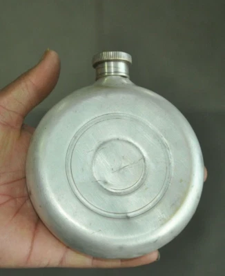 Botella vintage plateada de latón fina hecha a mano forma redonda Foto 1 de 4