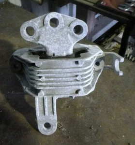 Holden Cruze JG 5/09-3/11 Right Engine Mount 13248475 - Picture 1 of 3