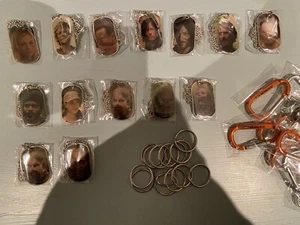 THE WALKING DEAD STAFFEL 5 NORMALE HUNDEMARKE & D-RING KONVOLUT (14) WIE ABGEBILDET - Bild 1 von 1