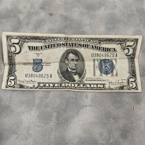 1934A $5 Silver Certificate Blue Seal U38049625A Circulated Lincoln Note - Picture 1 of 2
