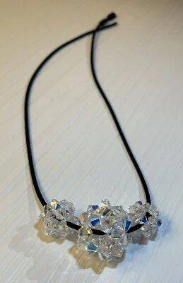 ￼ Collana Girocollo In Caucciù Nero Con Tre Sfere Di Cristalli Swarovski - Immagine 1 di 4