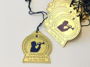 Deutschland nach 1945, Pappabzeichen " Wiedersehensfeier ehemaliger Angehöriger  - Picture 1 of 4