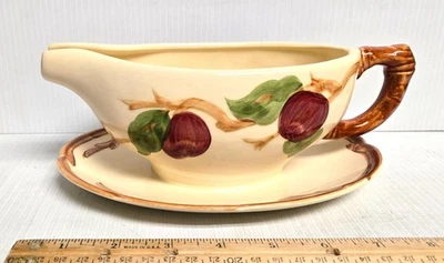 FRANCISCAN WARE MELE SALSA BARCA con SOTTOPIATTO - MARCHIO USA - Immagine 1 di 3