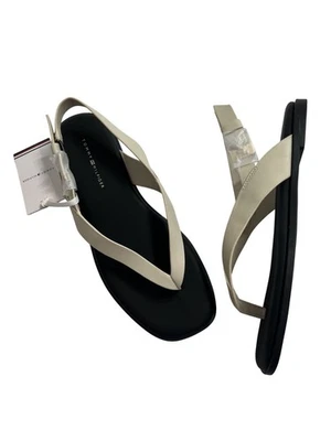 Sandalia Tommy Hilfiger plana de cuero con tira trasera en papel de periódico Foto 1 de 4