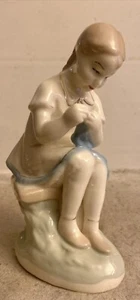 Statuina porcellana vintage URSS giovane sarta ragazza PFZ RUSSA 8” X 4,5” X 3,5” - Foto 1 di 24