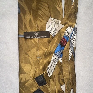 Mario Valentino Herrenkrawatte 100 % italienische Seide Neuheit Postkartendruck Reise - Bild 1 von 3