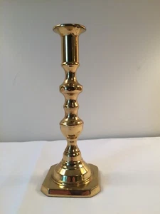 Candelabro de latón pulido único soporte para velas de 7,5" de alto fondo de fieltro - Imagen 1 de 10