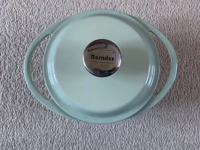 BERNDES CAST IRON ENAMELLED 20cm 2.4L TURQUOISE ROUND CASSEROLE & LID - Image 1 of 4
