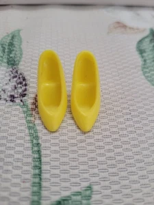 Vintage Barbie bambola Mattel tacchi gialli décolleté punta chiusa scarpe Hong Kong - Foto 1 di 2