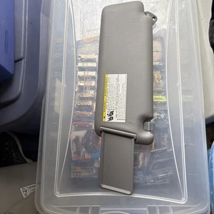 2001 - 2007 Toyota Highlander Sun Visor Passenger side Right Side w/ Lighs Gray - Picture 1 of 6
