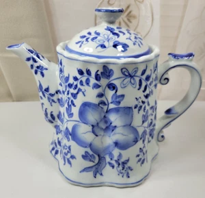 Tetera de porcelana floral azul Delft de 8" Andrea by Sadek de colección - Imagen 1 de 9