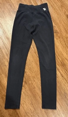 Leggings aconchegantes Abercrombie infantil logotipo alce preto tamanho 13/14 - Imagem 1 de 4